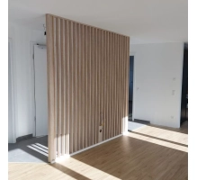 Pareti divisorie in legno realizzate con lamelle decorative (rovere wotan)