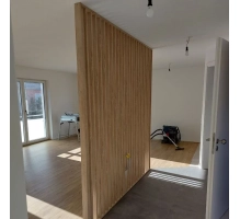 Pareti divisorie in legno realizzate con lamelle decorative (rovere wotan)