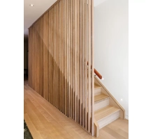 Pareti divisorie in legno realizzate con lamelle decorative (rovere wotan)