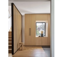 Pareti divisorie in legno realizzate con lamelle decorative (rovere wotan)