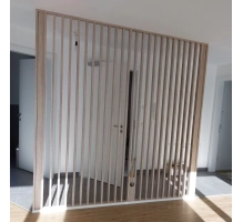 Pareti divisorie in legno realizzate con lamelle decorative (rovere wotan)