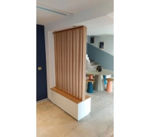 Pareti divisorie in legno realizzate con lamelle decorative (rovere wotan)