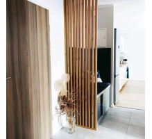 Pareti divisorie in legno realizzate con lamelle decorative (rovere wotan)