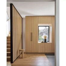 Pareti divisorie in legno realizzate con lamelle decorative (rovere wotan)